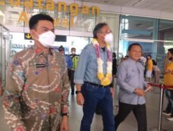 Low Profile, Gunakan Terminal Umum Bandara Depati Amir Dr. Ridwan Djamaluddin Disambut Ratusan Ucapan Karangan Bunga